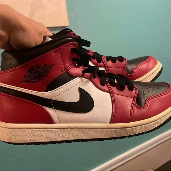 Jordan 1 Chicago black toe mid - Picture 2 of 3